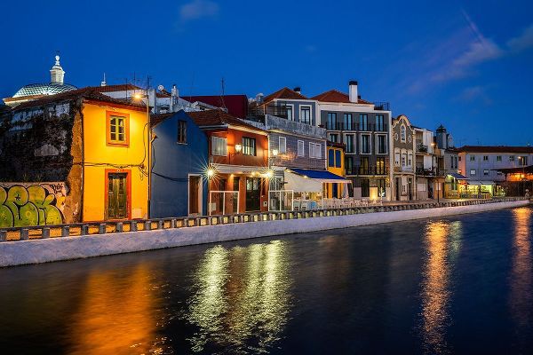 Jaynes Gallery 아티스트의 Europe-Portugal-Aveiro-Sunset on buildings and canal작품입니다.